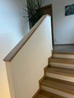 Bukoma schody z vinylu s bilou podstupnici Dub natur light